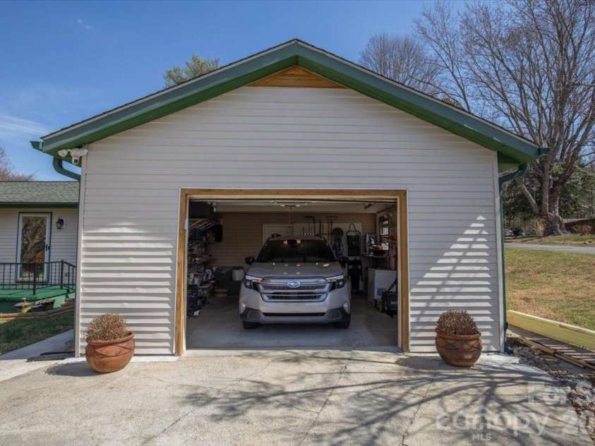 22 Stoney Nob Drive, Hendersonville, NC 28792.  MLS# CAR4354591, YatesRealty ID 7029. Spacious 1 car garage 