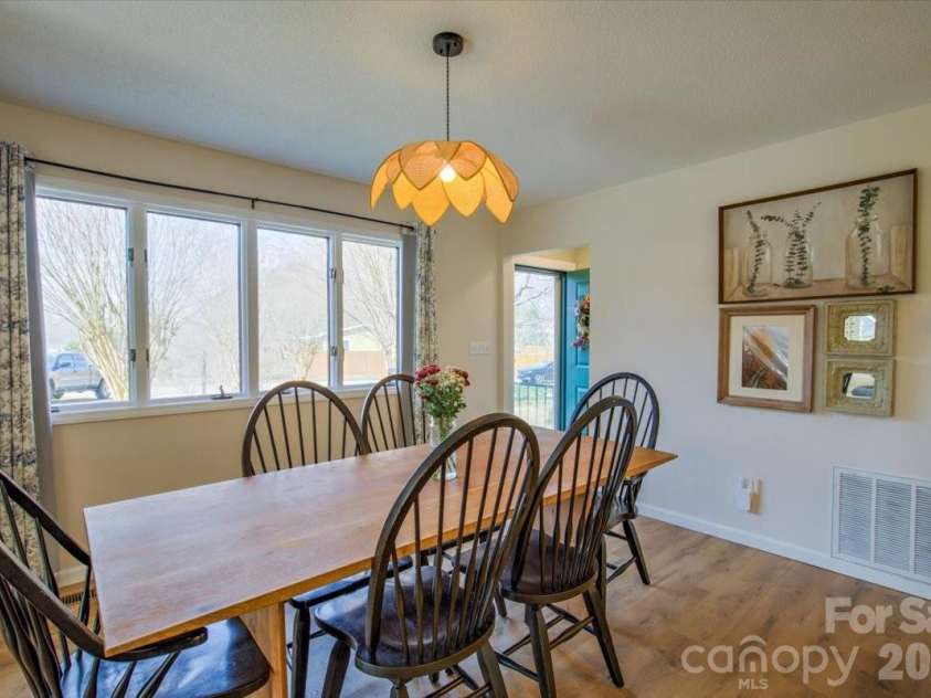 22 Stoney Nob Drive, Hendersonville, NC 28792.  MLS# CAR4354591, YatesRealty ID 7029. Spacious dining area
