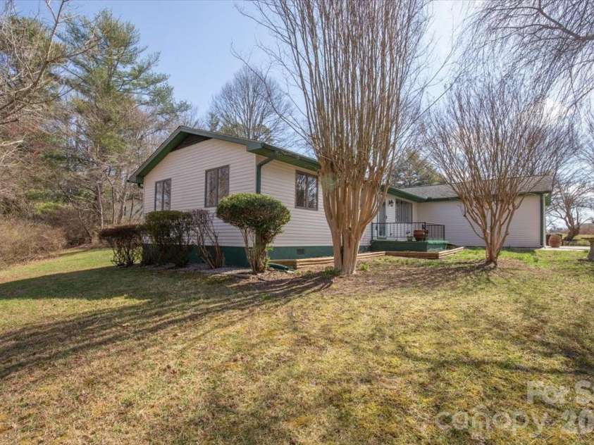 22 Stoney Nob Drive, Hendersonville, NC 28792.  MLS# CAR4354591, YatesRealty ID 7029. Well maintained