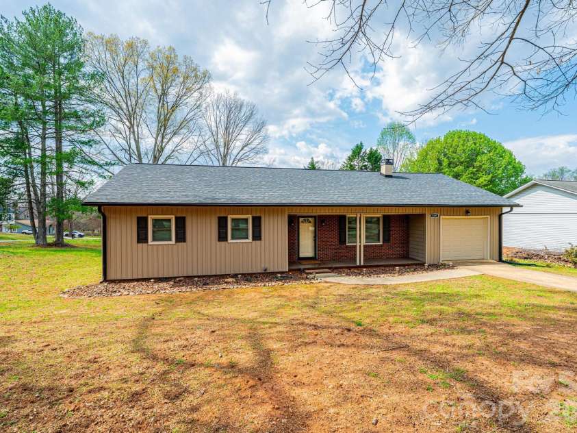 4367 Vine Arbor Drive, Hickory, NC 28602.  MLS# CAR4361721, YatesRealty ID 7030. 