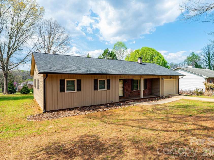 4367 Vine Arbor Drive, Hickory, NC 28602.  MLS# CAR4361721, YatesRealty ID 7030. 