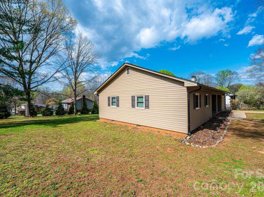4367 Vine Arbor Drive, Hickory, NC 28602.  MLS# CAR4361721, YatesRealty ID 7030. 