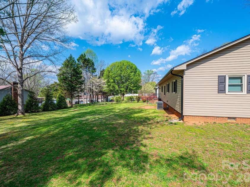 4367 Vine Arbor Drive, Hickory, NC 28602.  MLS# CAR4361721, YatesRealty ID 7030. 
