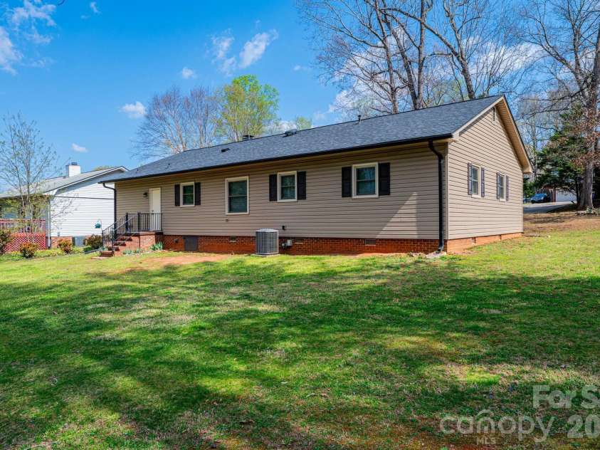 4367 Vine Arbor Drive, Hickory, NC 28602.  MLS# CAR4361721, YatesRealty ID 7030. 