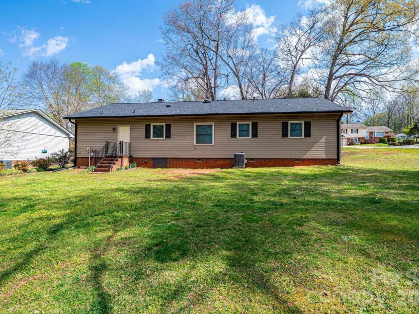 4367 Vine Arbor Drive, Hickory, NC 28602.  MLS# CAR4361721, YatesRealty ID 7030. 