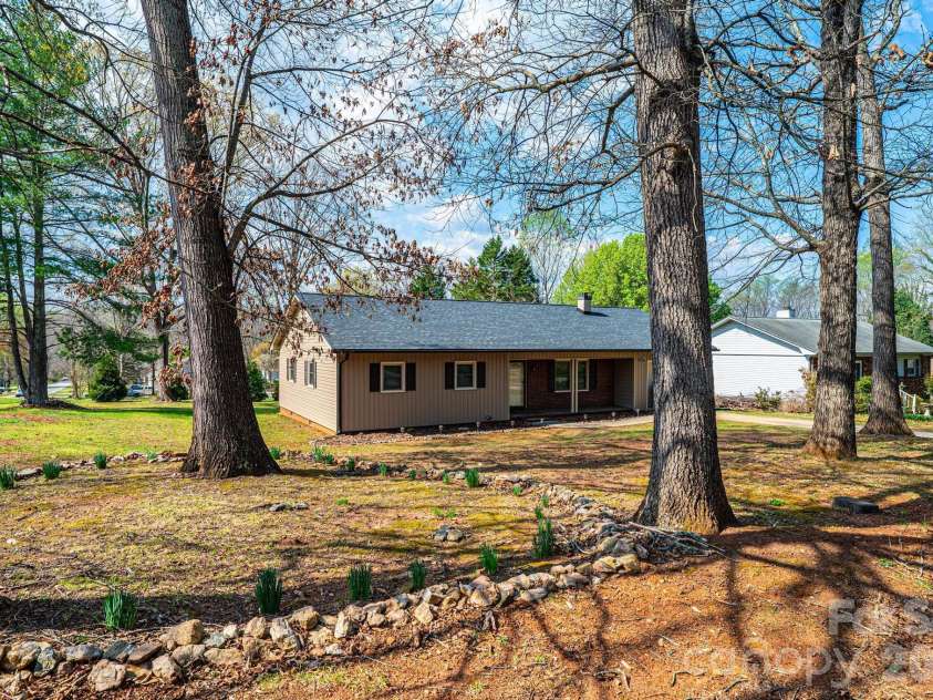 4367 Vine Arbor Drive, Hickory, NC 28602.  MLS# CAR4361721, YatesRealty ID 7030. 