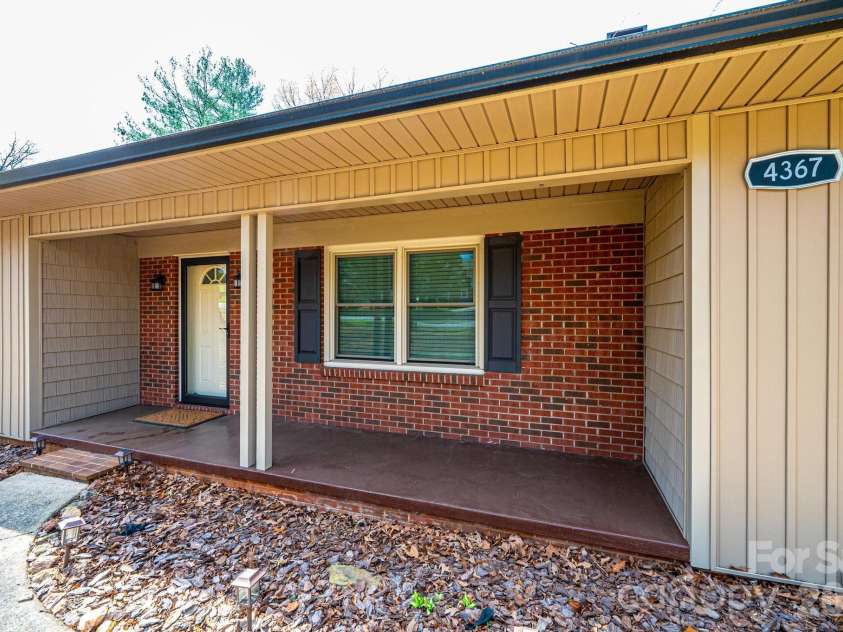 4367 Vine Arbor Drive, Hickory, NC 28602.  MLS# CAR4361721, YatesRealty ID 7030. 