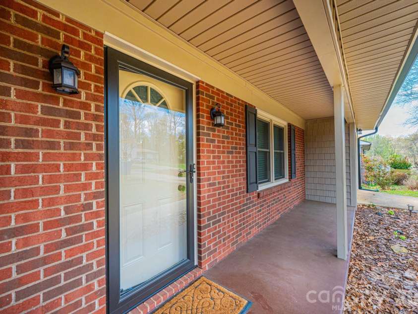 4367 Vine Arbor Drive, Hickory, NC 28602.  MLS# CAR4361721, YatesRealty ID 7030. 