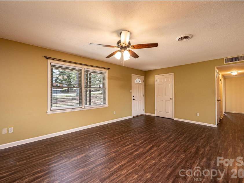 4367 Vine Arbor Drive, Hickory, NC 28602.  MLS# CAR4361721, YatesRealty ID 7030. 