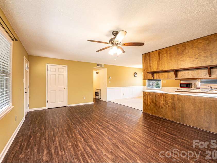 4367 Vine Arbor Drive, Hickory, NC 28602.  MLS# CAR4361721, YatesRealty ID 7030. 