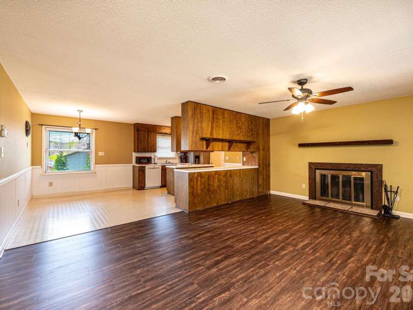 4367 Vine Arbor Drive, Hickory, NC 28602.  MLS# CAR4361721, YatesRealty ID 7030. 