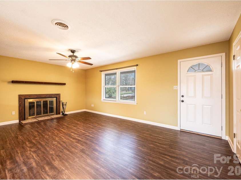4367 Vine Arbor Drive, Hickory, NC 28602.  MLS# CAR4361721, YatesRealty ID 7030. 