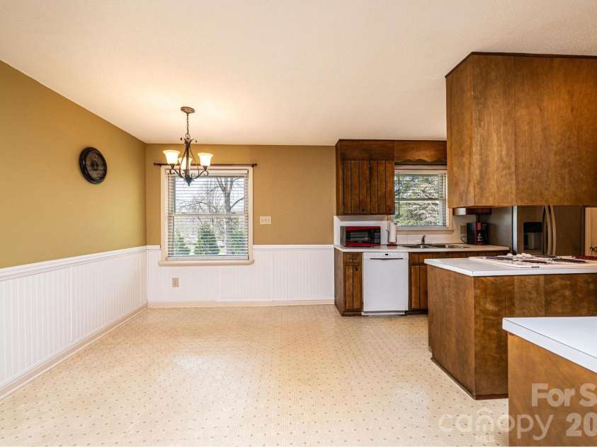 4367 Vine Arbor Drive, Hickory, NC 28602.  MLS# CAR4361721, YatesRealty ID 7030. 