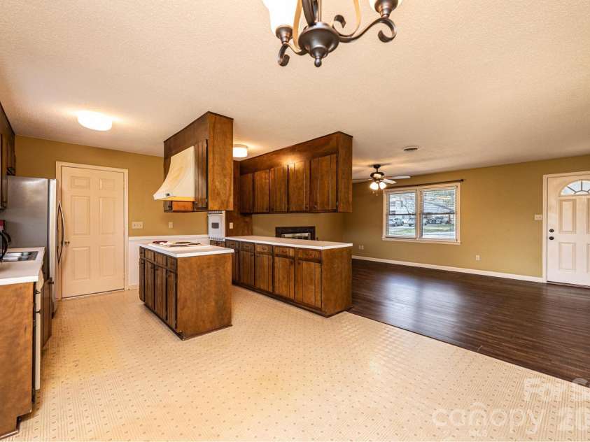 4367 Vine Arbor Drive, Hickory, NC 28602.  MLS# CAR4361721, YatesRealty ID 7030. 