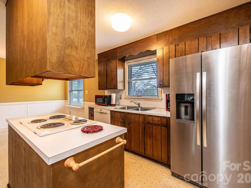 4367 Vine Arbor Drive, Hickory, NC 28602.  MLS# CAR4361721, YatesRealty ID 7030. 