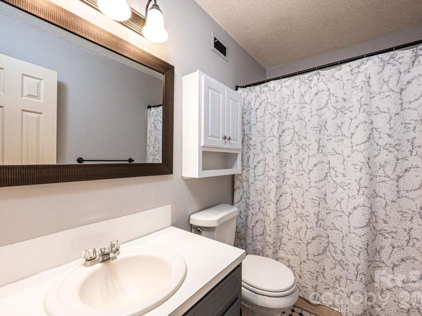 4367 Vine Arbor Drive, Hickory, NC 28602.  MLS# CAR4361721, YatesRealty ID 7030. 