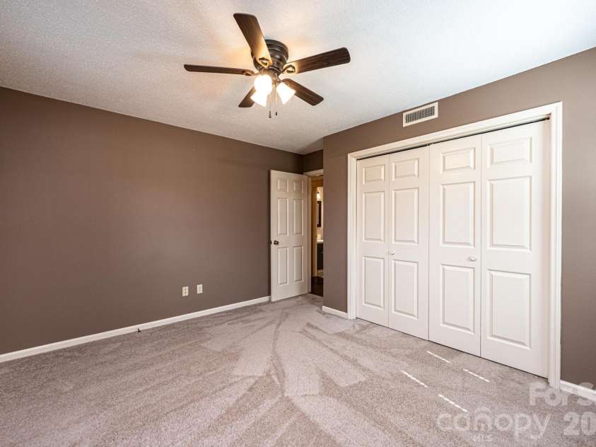 4367 Vine Arbor Drive, Hickory, NC 28602.  MLS# CAR4361721, YatesRealty ID 7030. 