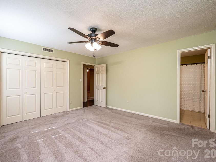 4367 Vine Arbor Drive, Hickory, NC 28602.  MLS# CAR4361721, YatesRealty ID 7030. 