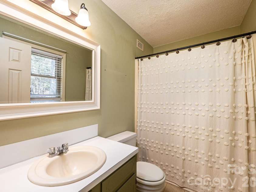 4367 Vine Arbor Drive, Hickory, NC 28602.  MLS# CAR4361721, YatesRealty ID 7030. 