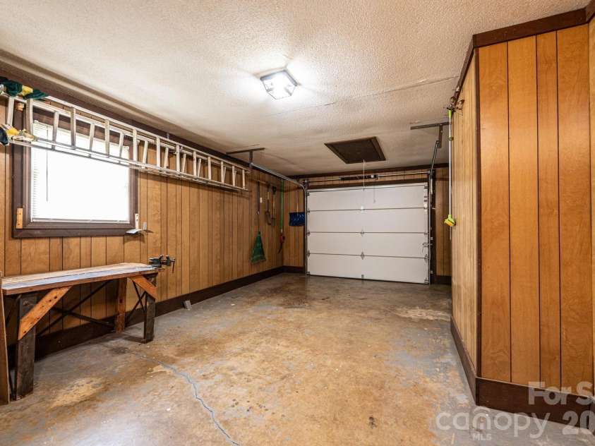 4367 Vine Arbor Drive, Hickory, NC 28602.  MLS# CAR4361721, YatesRealty ID 7030. 