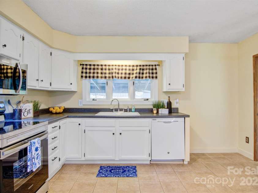 3846 22nd Street, Hickory, NC 28601.  MLS# CAR4241123, YatesRealty ID 7032. 