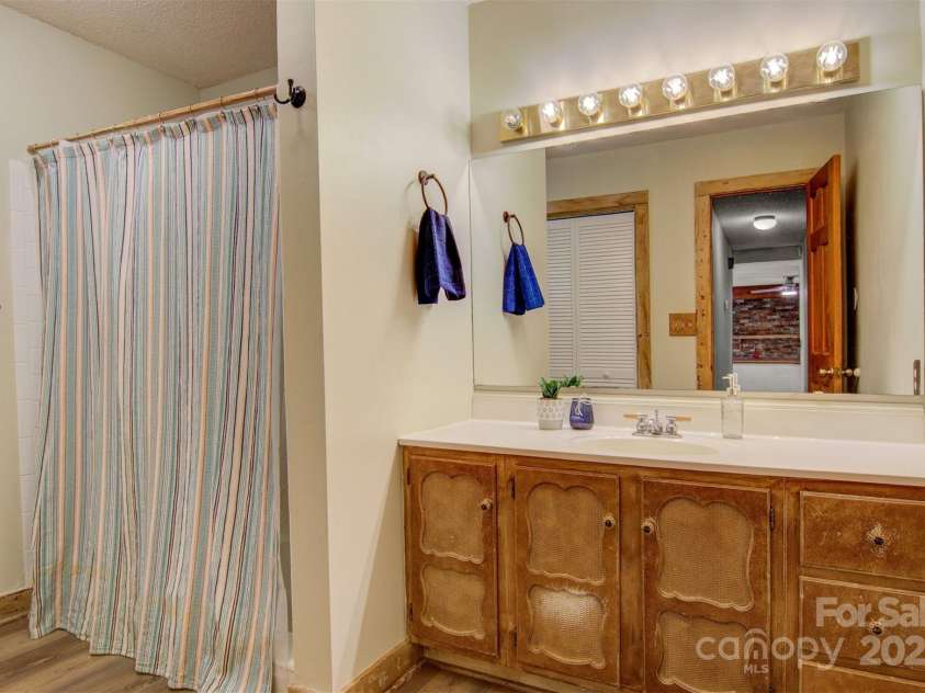 3846 22nd Street, Hickory, NC 28601.  MLS# CAR4241123, YatesRealty ID 7032. 