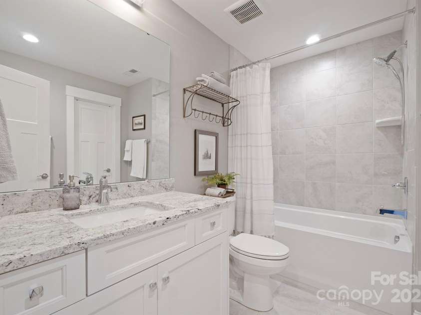 190 Hidden Meadows Drive, Mooresville, NC 28117.  MLS# CAR4227857, YatesRealty ID 7035. Ensuite Bathroom for Bedroom #3