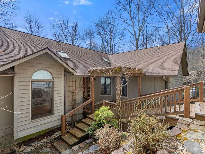 306 Sequoyah Lane, Brevard, NC 28712.  MLS# CAR4355647, YatesRealty ID 7036. 