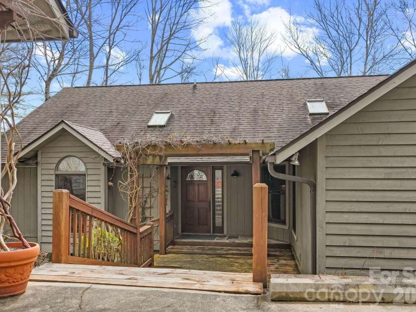 306 Sequoyah Lane, Brevard, NC 28712.  MLS# CAR4355647, YatesRealty ID 7036. 