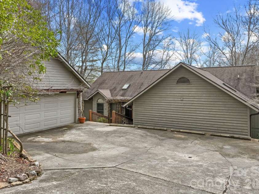 306 Sequoyah Lane, Brevard, NC 28712.  MLS# CAR4355647, YatesRealty ID 7036. 