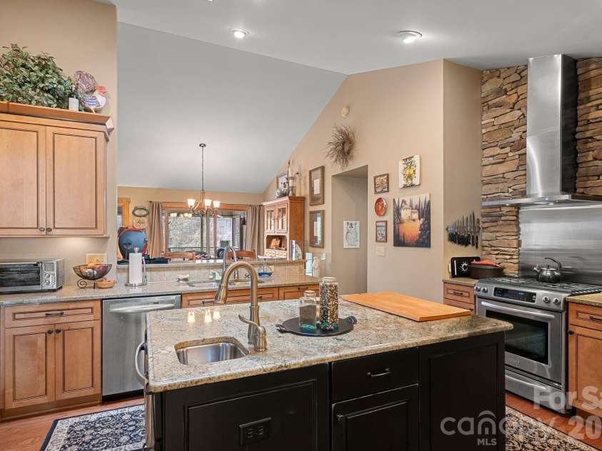 306 Sequoyah Lane, Brevard, NC 28712.  MLS# CAR4355647, YatesRealty ID 7036. 