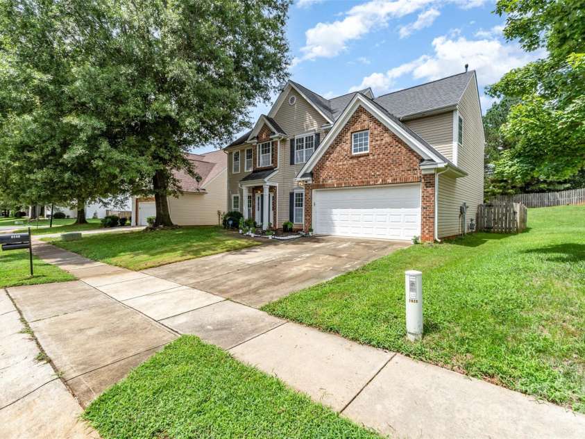 2823 Oakdale Pasture Drive, Charlotte, NC 28216.  MLS# CAR4303288, YatesRealty ID 7037. 