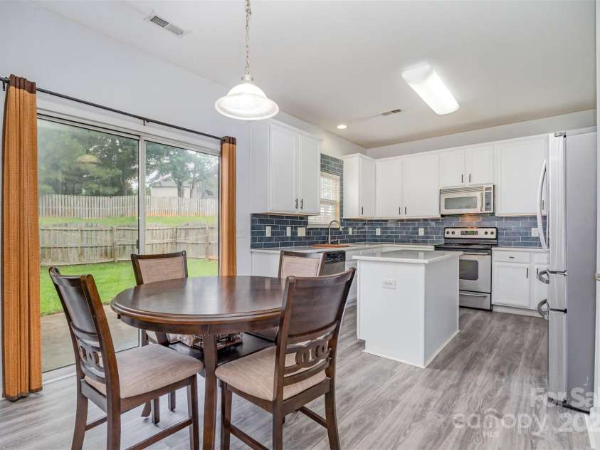 2823 Oakdale Pasture Drive, Charlotte, NC 28216.  MLS# CAR4303288, YatesRealty ID 7037. 