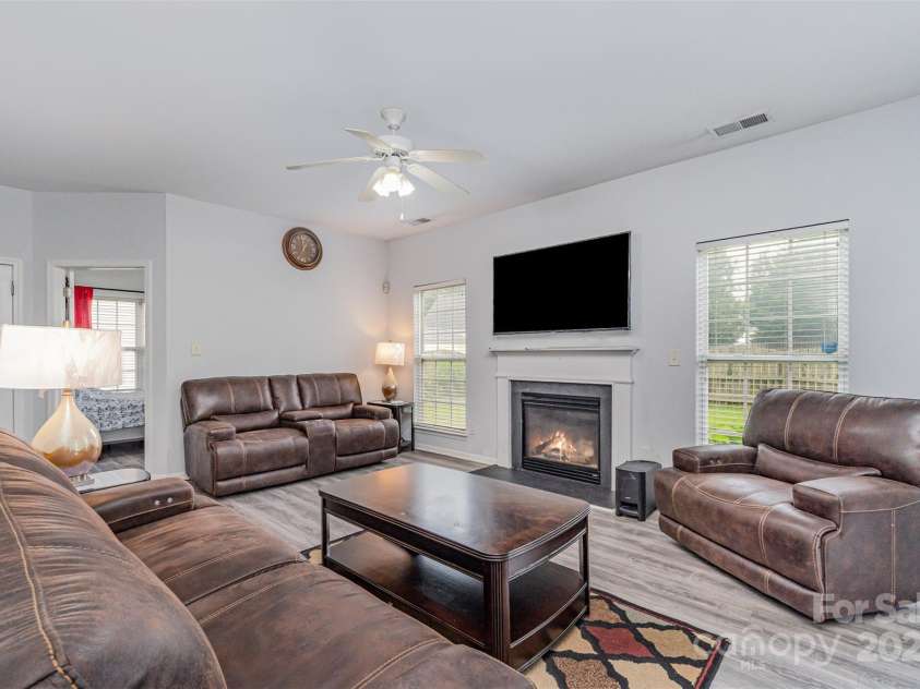 2823 Oakdale Pasture Drive, Charlotte, NC 28216.  MLS# CAR4303288, YatesRealty ID 7037. 