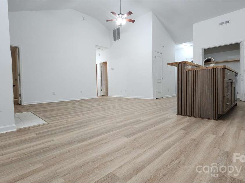 201 Tarrington Drive, Statesville, NC 28625.  MLS# CAR4293154, YatesRealty ID 704. Great room