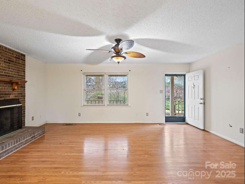 3915 11th Street, Hickory, NC 28601.  MLS# CAR4208117, YatesRealty ID 7041. 