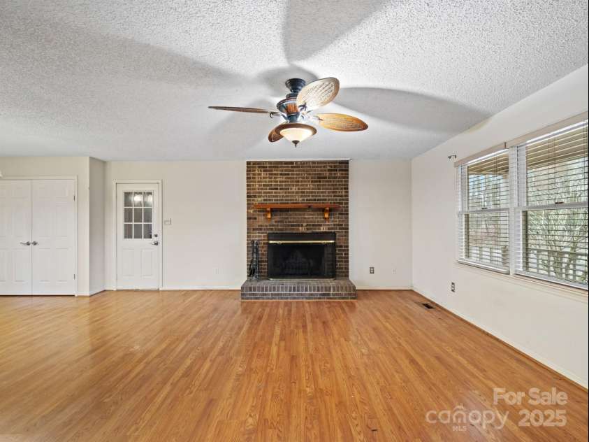 3915 11th Street, Hickory, NC 28601.  MLS# CAR4208117, YatesRealty ID 7041. 