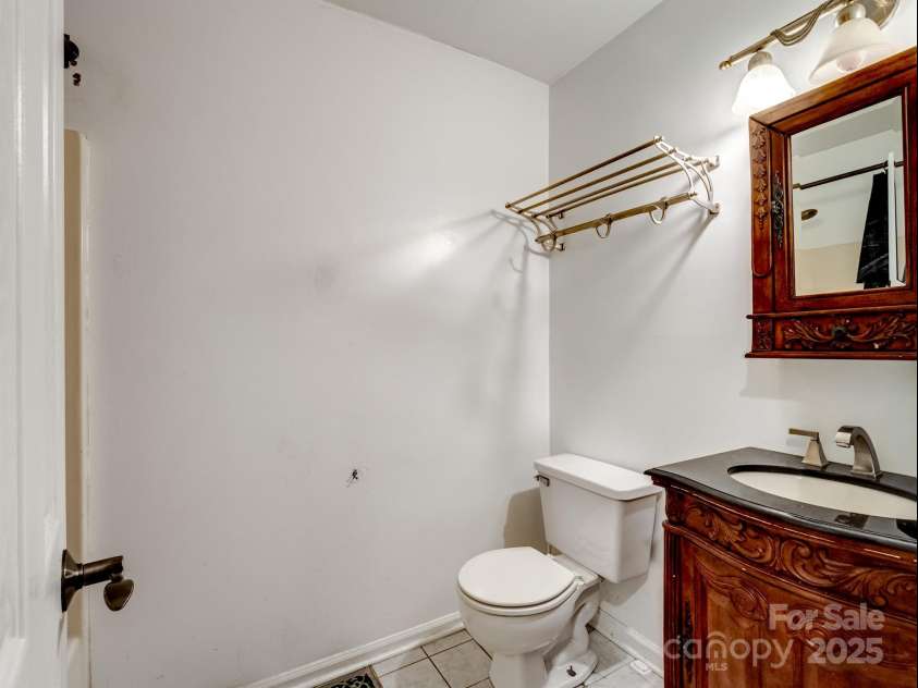 3915 11th Street, Hickory, NC 28601.  MLS# CAR4208117, YatesRealty ID 7041. 