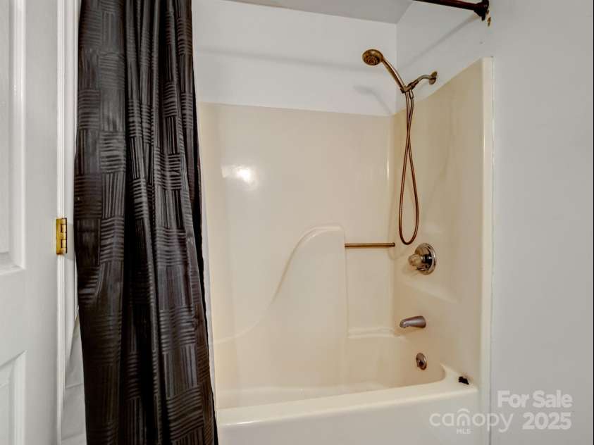 3915 11th Street, Hickory, NC 28601.  MLS# CAR4208117, YatesRealty ID 7041. 