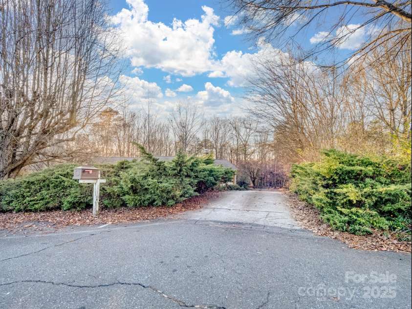 3915 11th Street, Hickory, NC 28601.  MLS# CAR4208117, YatesRealty ID 7041. 