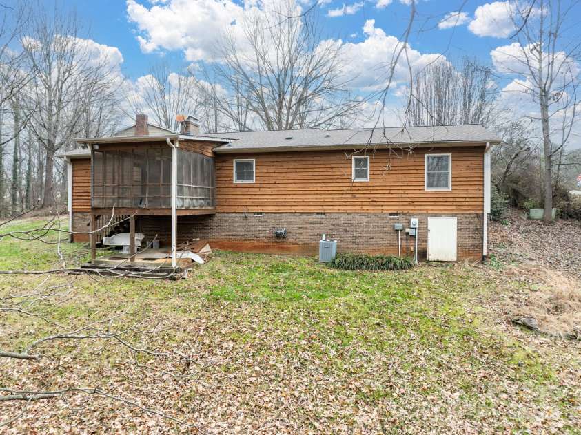 3915 11th Street, Hickory, NC 28601.  MLS# CAR4208117, YatesRealty ID 7041. 