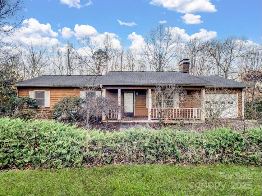 3915 11th Street, Hickory, NC 28601.  MLS# CAR4208117, YatesRealty ID 7041. 