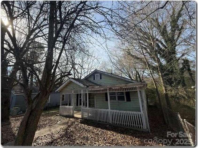 515 Maple Street, Dallas, NC 28034.  MLS# CAR4327913, YatesRealty ID 7041. 
