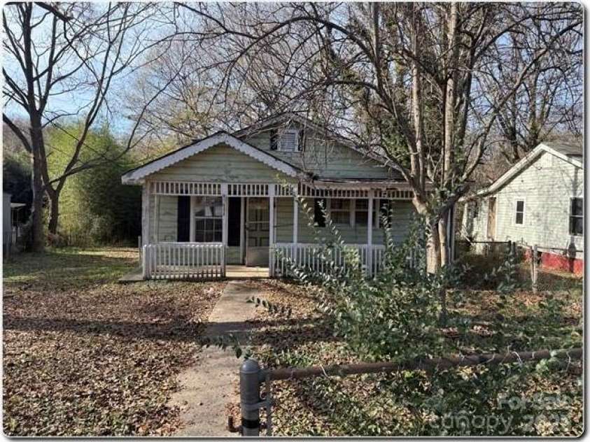 515 Maple Street, Dallas, NC 28034.  MLS# CAR4327913, YatesRealty ID 7041. 