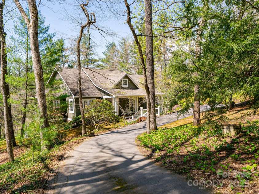 8 Hickory Ridge, Fletcher, NC 28732.  MLS# CAR4247492, YatesRealty ID 7046. Circular Driveway