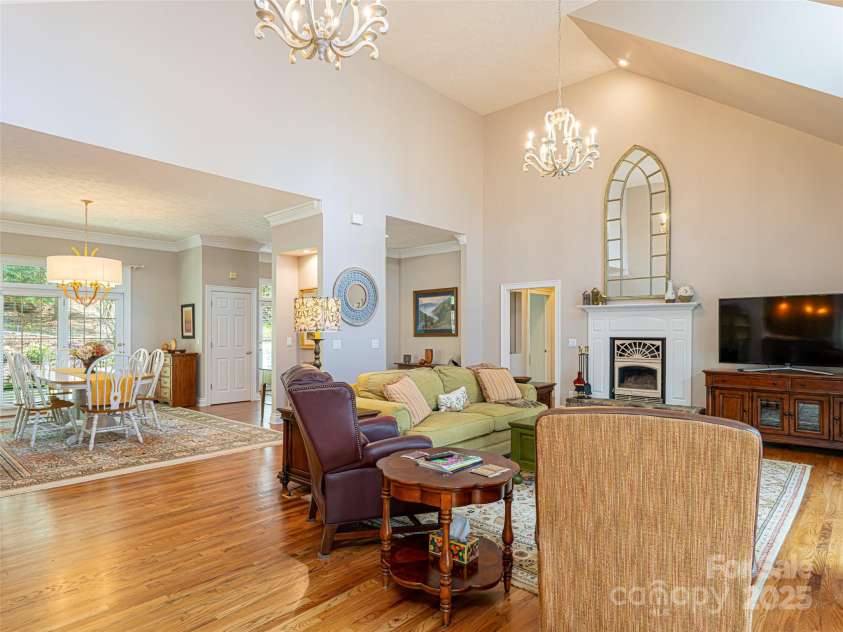 8 Hickory Ridge, Fletcher, NC 28732.  MLS# CAR4247492, YatesRealty ID 7046. Elegant Fireplace - Open floor plan