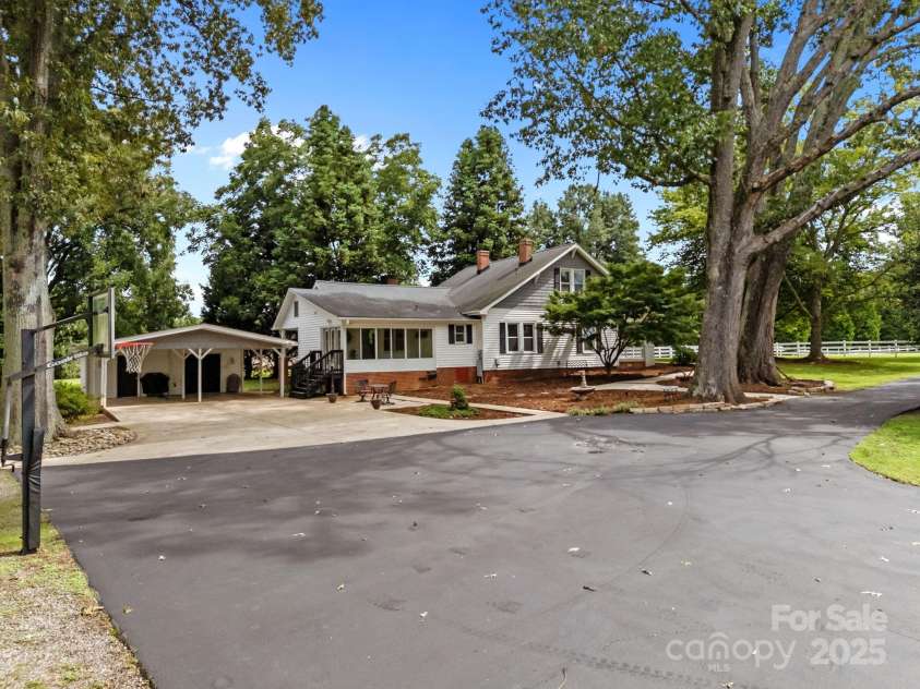 8900 Old Concord Road, Salisbury, NC 28146.  MLS# CAR4295325, YatesRealty ID 7046. Plenty of parking