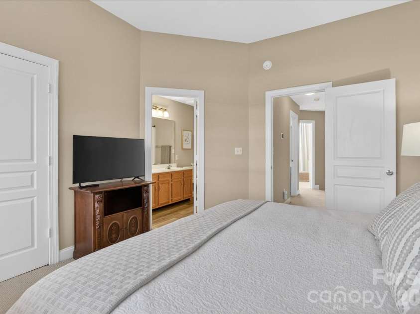 1049 Park West Drive, Charlotte, NC 28209.  MLS# CAR4335923, YatesRealty ID 7052. 