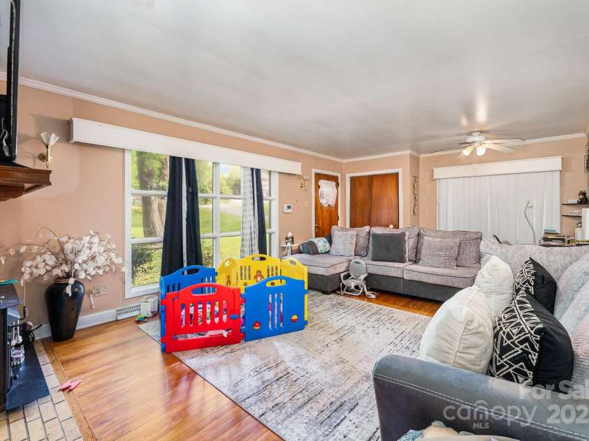 1212 Broad Street, Statesville, NC 28677.  MLS# CAR4238910, YatesRealty ID 7052. 