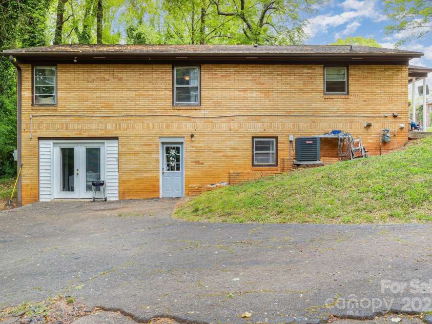 1212 Broad Street, Statesville, NC 28677.  MLS# CAR4238910, YatesRealty ID 7052. 